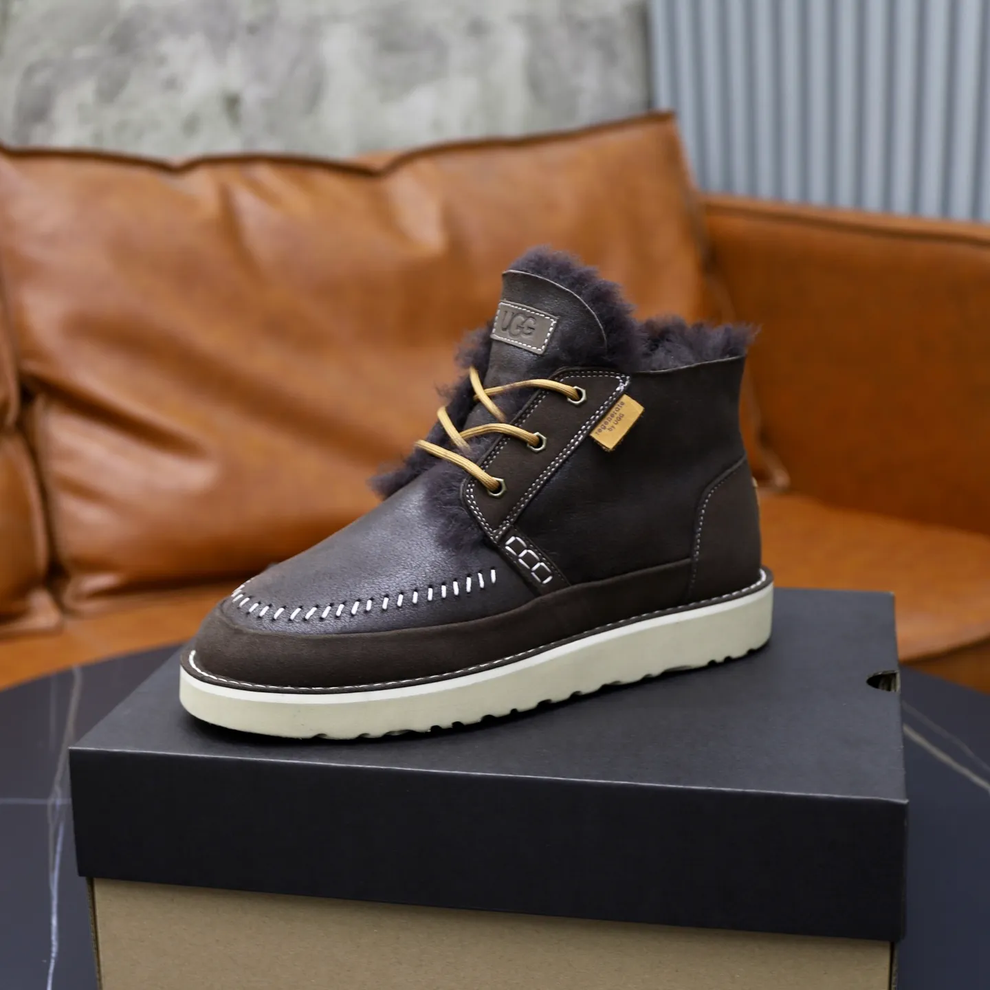 Ex-factory price: 620💰Thick wool imported from Australia Brand: UGG genuine purchase (fur integrated) Size: 39-44 (45 customized) Grade: Official website 1:1 Material: First layer of genuine leather waterproof and antifreeze upper Real wool lining Original non-slip and wear-resistant outsole Style category: Men's casual shoes Trendy style Comfortable on the feet Color: Official website color synchronization